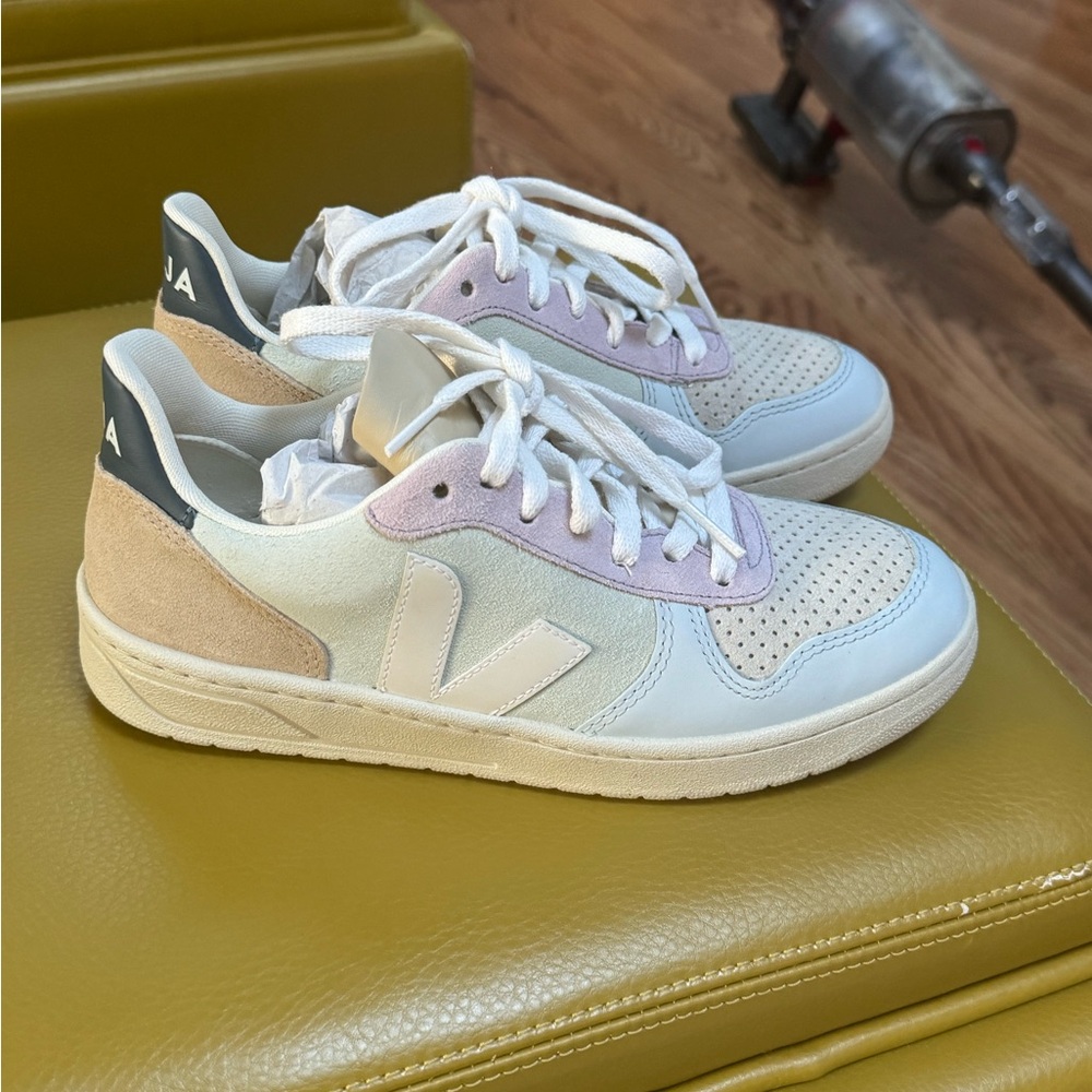 Veja Cream Tan Sneakers Minimalist Design - never worn V10